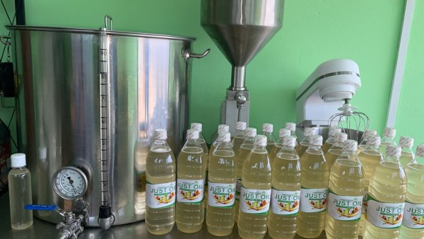 Cold pressed coconut oil (Mct oil ) 0.9L